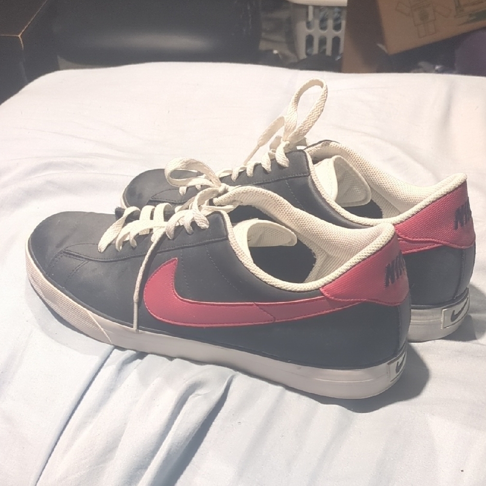Nike Men's Black and Red Sneakers